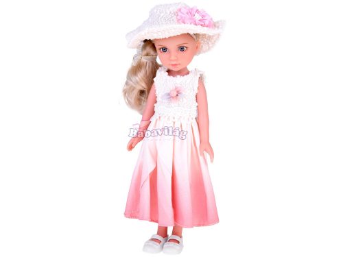 Elegáns, stílusos baba kalapban, hosszú szőke hajjal 