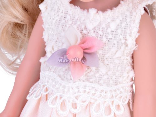 Elegáns, stílusos baba kalapban, hosszú szőke hajjal 