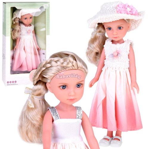 Elegáns, stílusos baba kalapban, hosszú szőke hajjal 